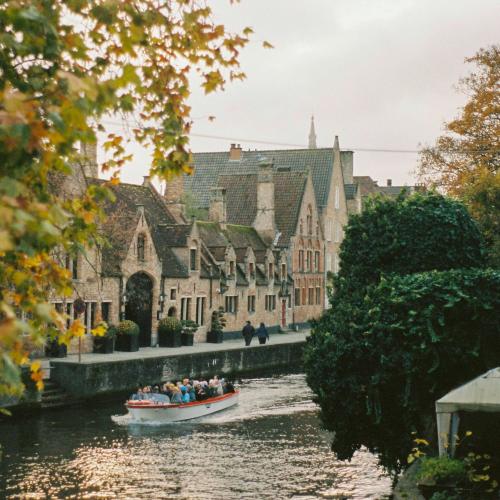 België